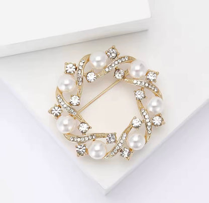 Gold Wreath Brooch