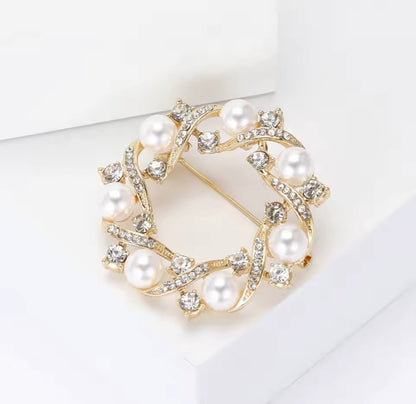 Gold Wreath Brooch